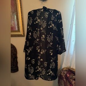 Liberty Love Womens size M Floral Open Kimono B/W Flowers Flowy Boho